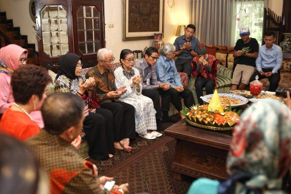 sandiuno's tweet photo. Ayah, biasa saya panggil dengan panggilan ‘Waba’ hari ini berulang tahun yang ke-82. Semoga Waba terus awet muda, sehat selalu, panjang umur, dan selalu berada dalam lindungan Allah Subhanahu wa Ta'ala . Aamiin ya rabbal alamin. https://t.co/eMpNbGnI4D