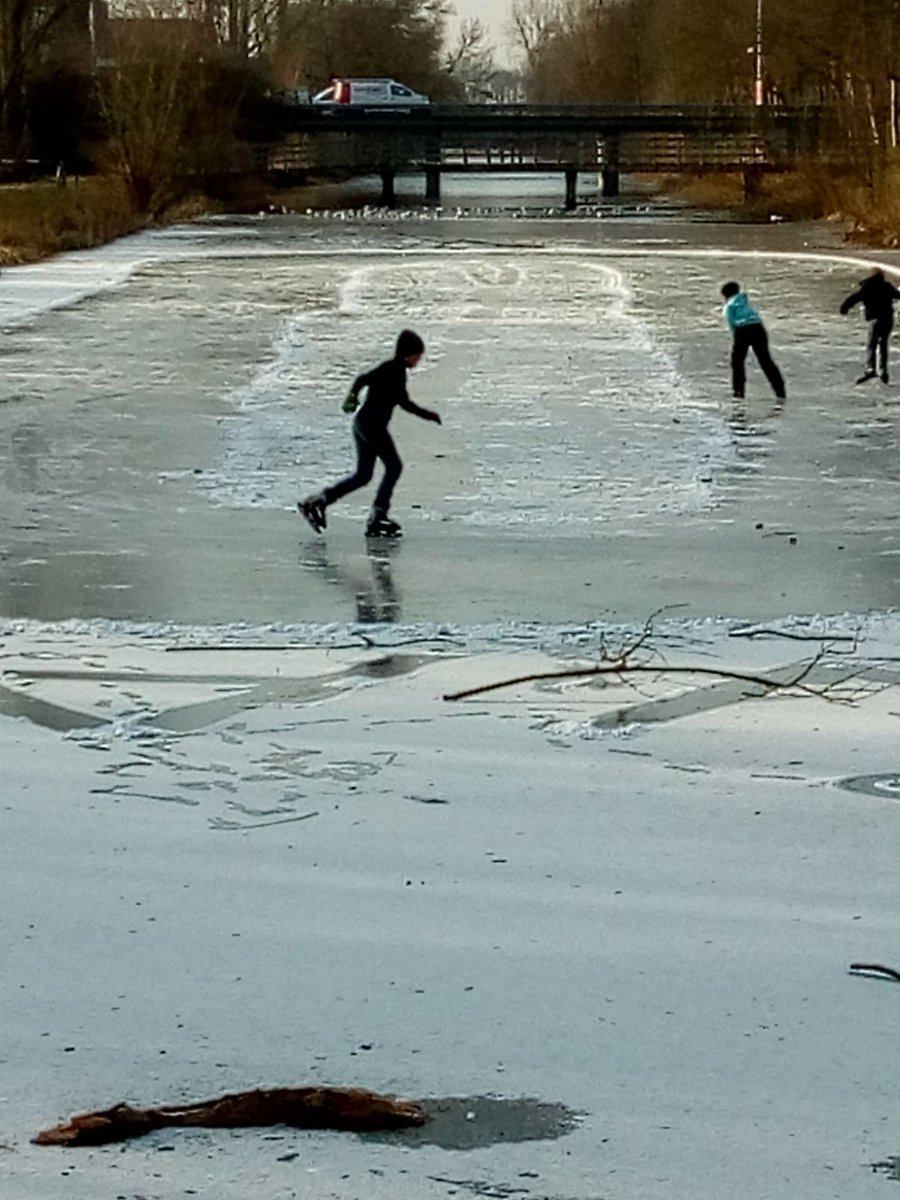 Genoeg om te schaatsen zolang er geen groepen tegelijk het ijs op gaan.
Maar: blijf zelf opletten, en zelf inschatten of het kan. Wij zijn niet in de buurt om je te redden en geven garantie tot de krak!