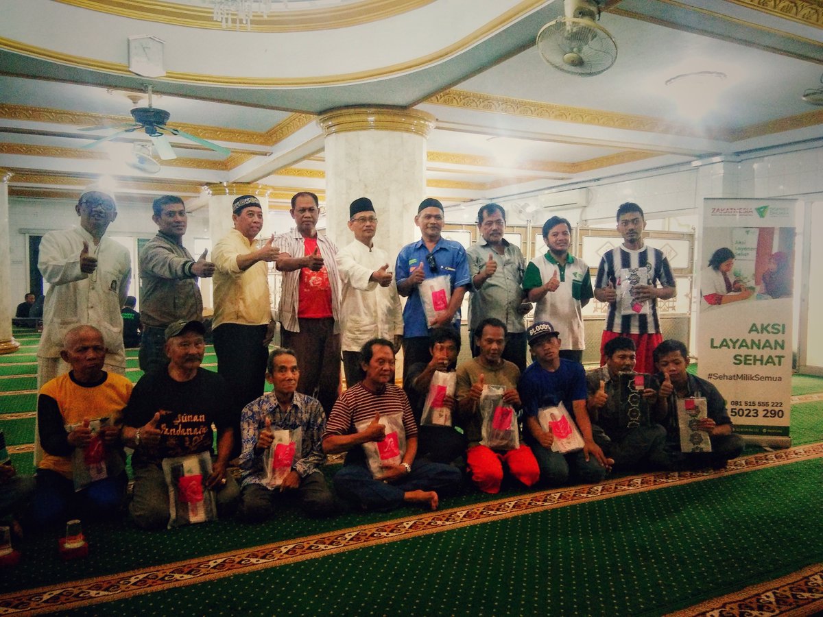 ddjatimorg's tweet photo. Bertempat di Masjid Wakaf Maqbul, Kampung Malang tengah, Tegalsari, Surabaya, @ddjatim menggelar acara ALS gratis bagi warga sekitar masjid yang mayoritas dhuafa. Selain pengobatan gratis, warga juga mendapatkan santunan baju koko serta sarung. https://t.co/nh6sOtK4E0