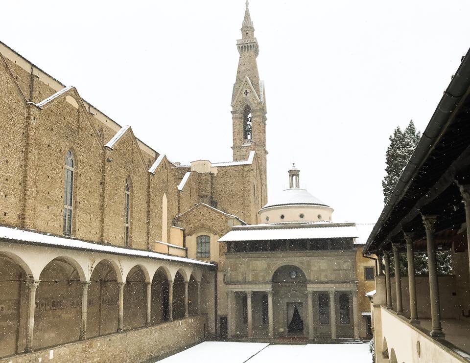 santacroceopera's tweet photo. #SantaCroceLive ...la piazza, la Cappella dei Pazzi, il Guerriero di Moore... il bianco dona un po’ a tutto! https://t.co/XWmPA9XCOW