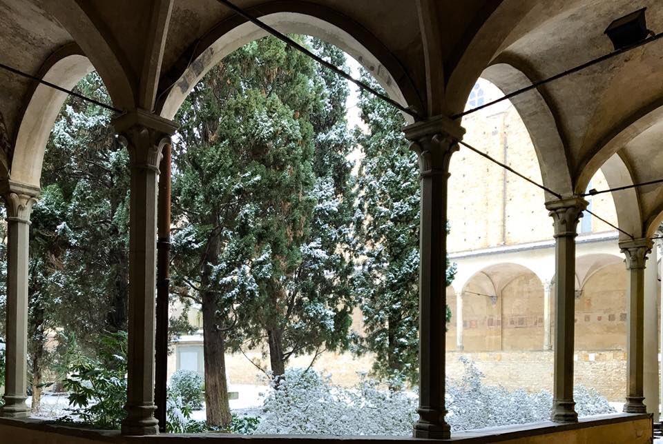 santacroceopera's tweet photo. #SantaCroceLive ...la piazza, la Cappella dei Pazzi, il Guerriero di Moore... il bianco dona un po’ a tutto! https://t.co/XWmPA9XCOW