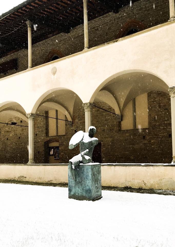 santacroceopera's tweet photo. #SantaCroceLive ...la piazza, la Cappella dei Pazzi, il Guerriero di Moore... il bianco dona un po’ a tutto! https://t.co/XWmPA9XCOW