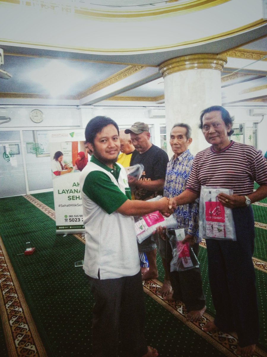 ddjatimorg's tweet photo. Bertempat di Masjid Wakaf Maqbul, Kampung Malang tengah, Tegalsari, Surabaya, @ddjatim menggelar acara ALS gratis bagi warga sekitar masjid yang mayoritas dhuafa. Selain pengobatan gratis, warga juga mendapatkan santunan baju koko serta sarung. https://t.co/nh6sOtK4E0