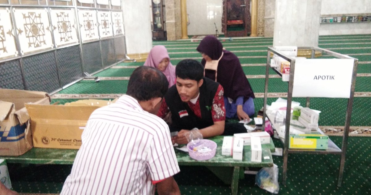 ddjatimorg's tweet photo. Bertempat di Masjid Wakaf Maqbul, Kampung Malang tengah, Tegalsari, Surabaya, @ddjatim menggelar acara ALS gratis bagi warga sekitar masjid yang mayoritas dhuafa. Selain pengobatan gratis, warga juga mendapatkan santunan baju koko serta sarung. https://t.co/nh6sOtK4E0