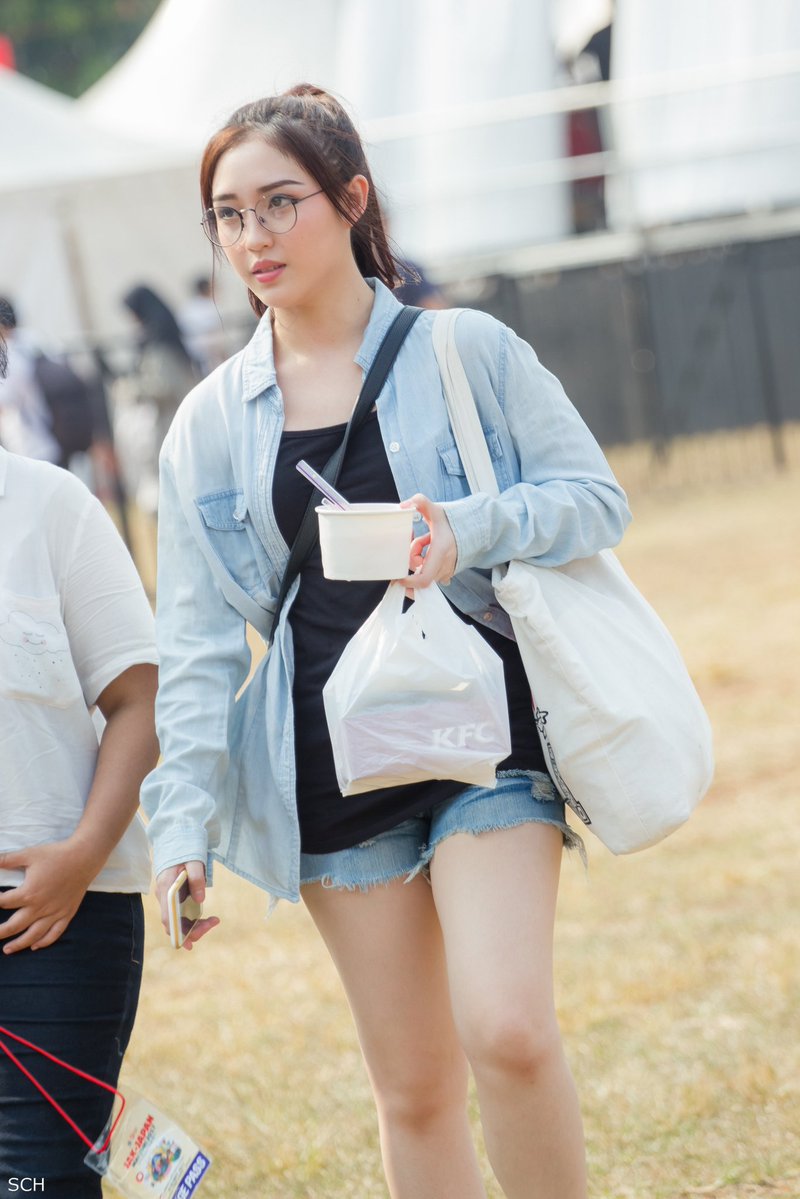 fansclubofJKT48's tweet photo. Oshinya sapa neh????

@Naomi_JKT48 https://t.co/RLvT5IfUeR