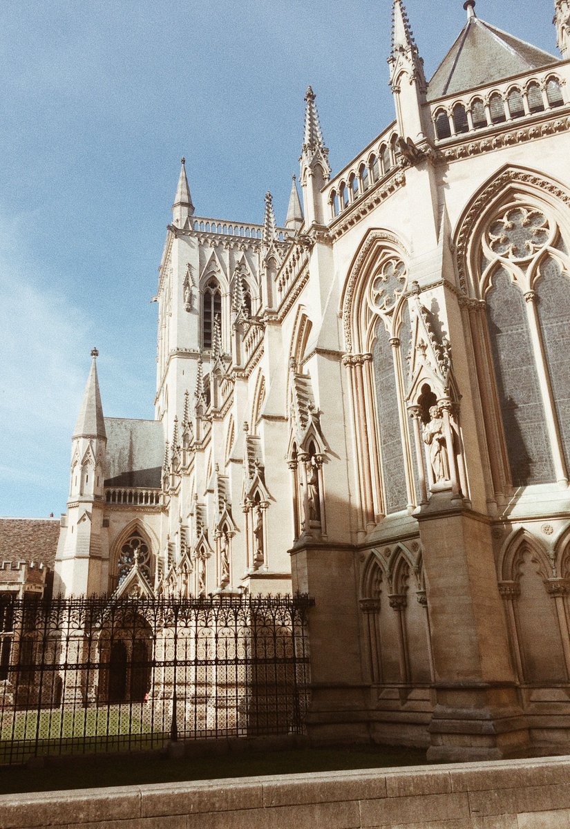 c a m b s// a few of days ago we were doing touristy things in Cambridge like we’d never been there, eavesdropping on the university tour, and thinking about where to find crêpes. I’m sure I jinxed the weather buying sunglasses that day.