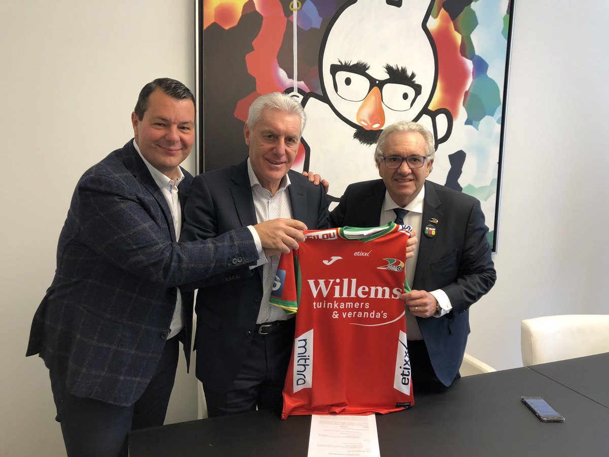 kvoostende's tweet photo. Hugo Broos wordt zo meteen voorgesteld als onze nieuwe Sportief Directeur. Lees er alles over op onze website 💚❤️🧡#IkBlijfKVO 
👉 https://t.co/pL5hCZMzT0 https://t.co/CMEeFpWdDa