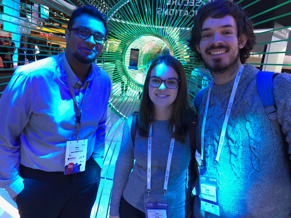 JuliaGarrigos's tweet photo. Having fun at the MWC with our new friend from Abu Dhabi #katimwc @SimonPerera https://t.co/O0lonYEik6