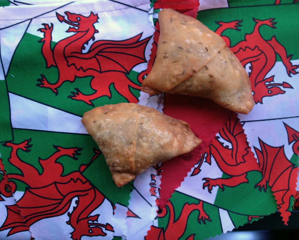 SeasonalShaheen's tweet photo. Something different to celebrate #DewiSant - #vegan #Welsh #WelshLaverbread #Samosa for #StDavidsDay made with #Laverbread from @Ashtonscardiff @CardiffMarket_ #Cardiff #Wales
https://t.co/xgbs3kwDzR #worldonyourplate https://t.co/Sdp0ZuFE3S
