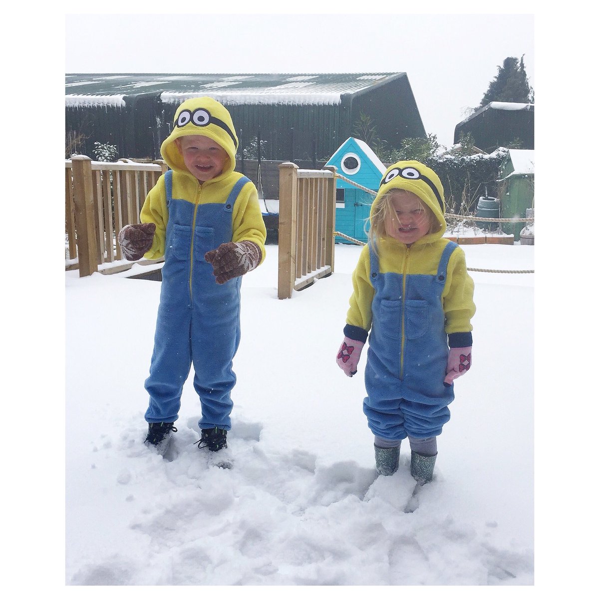 BakedBeanBaby's tweet photo. Morning lovely people! My little minions enjoying the snow! Too fluffy for a ⛄️ but squeals of happiness anyway! #snowday #schoolclosed #lifeupclose #firstsnowday #bakedbeanbabykids #bakedbeanbaby https://t.co/EaBRZ0u7bb