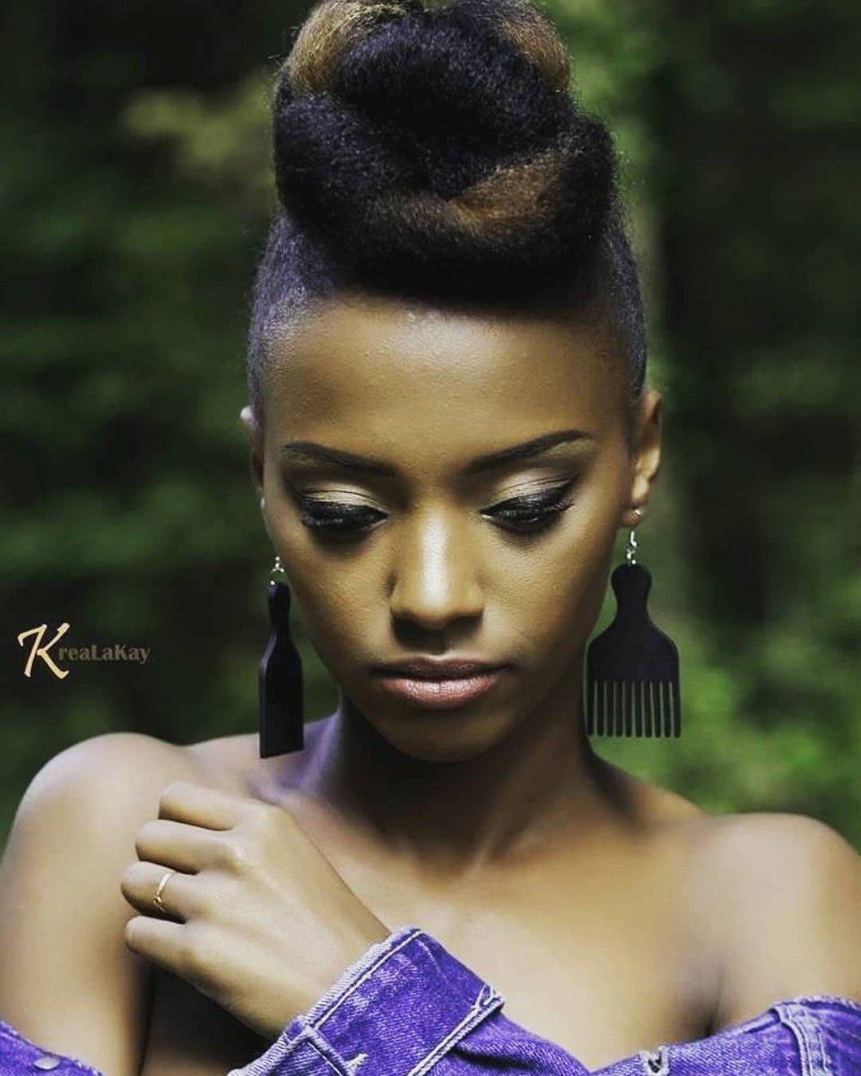 cocoonmyafro's tweet photo. Hello!!! Aujourd'hui nous vous faisons entrer dans l'univers de "Krealakay", une marque d'accessoires ayant pour ambition de faire des bijoux de caractère,  confectionnés principalement à base de bois.
Retrouvez @krealakay le 13 mai à l'événement "Roissy en Beauté" https://t.co/w1deYsbj0o