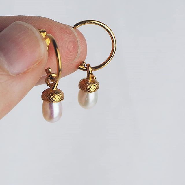 Pearl acorn hoops perfect for 🐿
.
.
.
.
.
#rachelwhiteheadjewellery #acornhoops #acornearrings #pearlearrings #eotd #jotd #earringsofinstagram #jewelleryofinstagram #goldhoops #hoops #hoopearrings #imadethis #inspiredbynature #daintyhoops #pearlhoops… ift.tt/2FHAg65