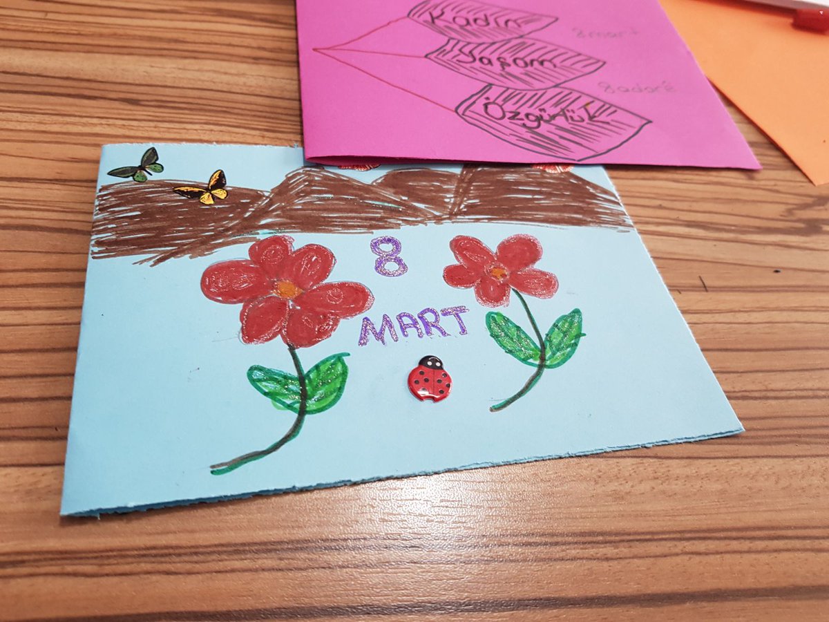 Kadın Yaşam Özgürlük
şiarı ile 8 Mart’a giderken zindanlarda direnen yoldaşlarımızı el emeğimiz,kartlarımızla selamlıyoruz.