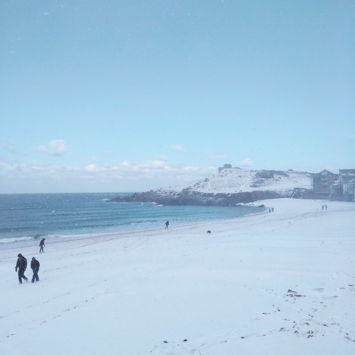 Tate_StIves's tweet image. Beautiful photo of Porthmeor Beach yesterday via @abitaylorart ❄ #tatestives #stives #porthmeor