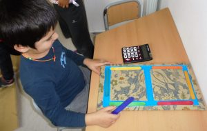 escolalledoner's tweet photo. Segment de #píxel i nombres de la #calculadora. En aquesta activitat premem un nombre a la calculadora i hem de fer-lo amb pals al panell #matemàtiques #ambients #cdpetits
https://t.co/L6F3m8OThp https://t.co/ZxUbuJrbbI