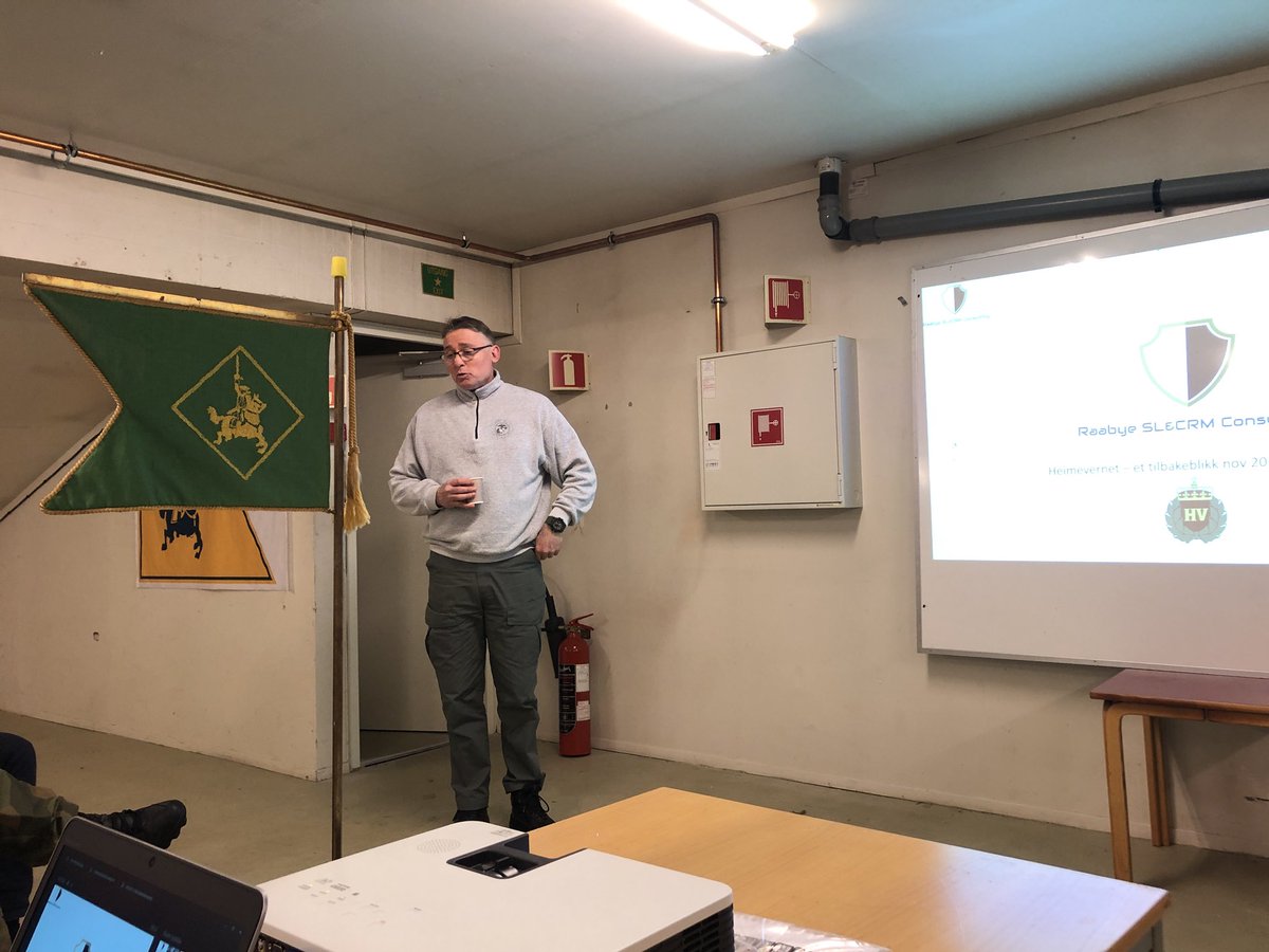 ostlia's tweet photo. General Raabye foredrar for en lydhør forsamling i UTR-ESK. #hv02 #heimevernet #hv #forsvaret https://t.co/ljwN9GW4Ne