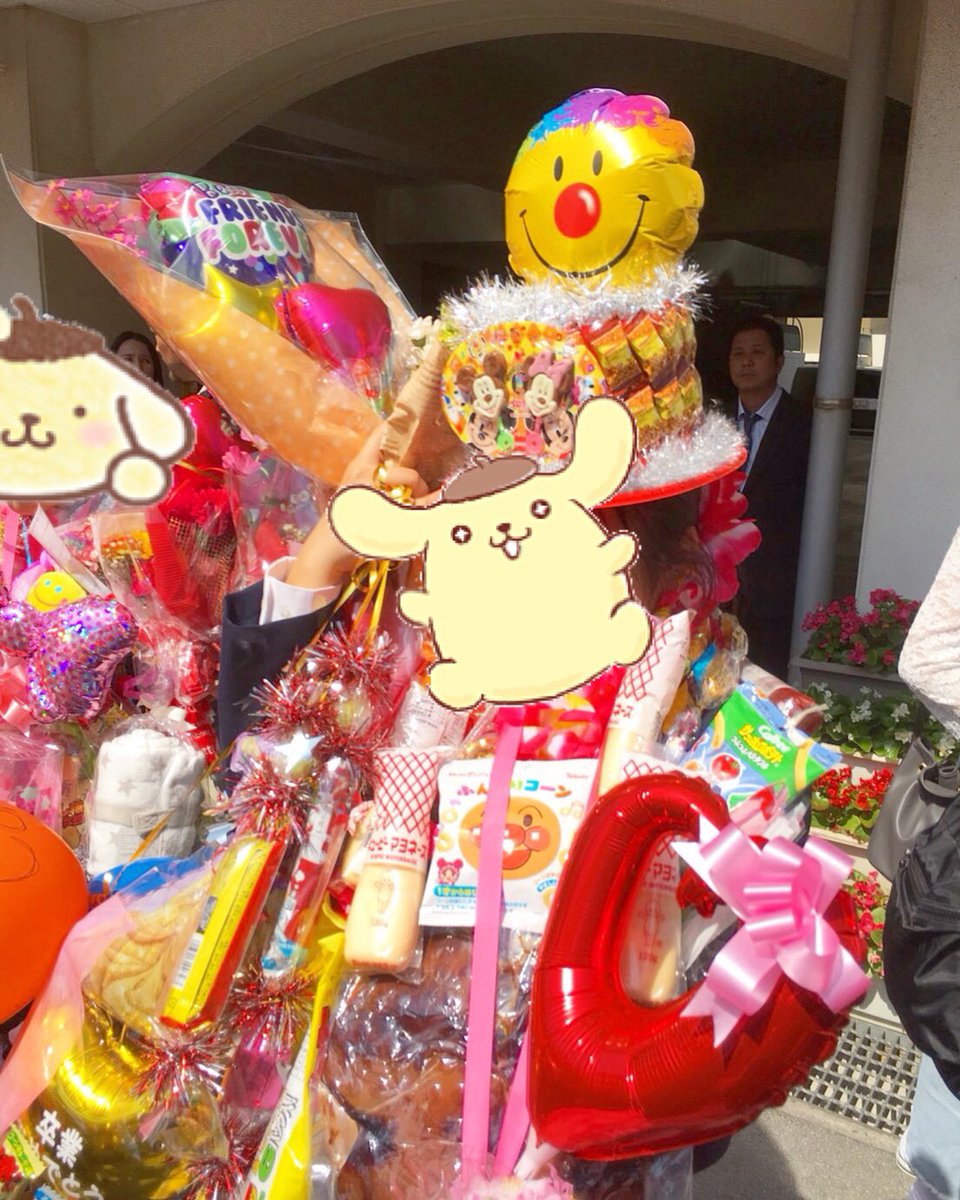jirisuke5931's tweet photo. 久々の投稿がJUMPと関係無くてすみません 。

高校卒業してきました☺︎︎
あっという間の3年間💓
楽しかった〜🌻🌻🌻

沢山お菓子やら風船やら、幸せすぎましたね😍😍😍 https://t.co/RWnBbSVTld