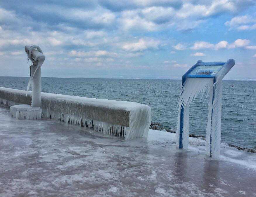severeweatherEU's tweet photo. More views of the frozen coast of Lake Geneva (in Evian, Versoix and Geneva) on Feb 27. Photos: Laurent Checko, Fabrice Eggly, ml_g IG / @MeteoAlpes https://t.co/r2vAJkgJie