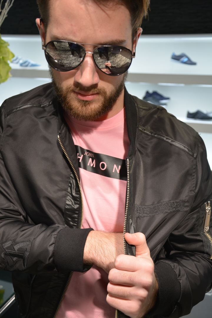 carloetfils's tweet photo. Une nouvelle marque à découvrir au Sportswear : #Richmond ! Et bien d'autres encore ! #Lagerfeld #Hugo #AntonyMorato La collection qu'il faut découvrir chez Carlo et Fils ! https://t.co/7AkLrqkq1u