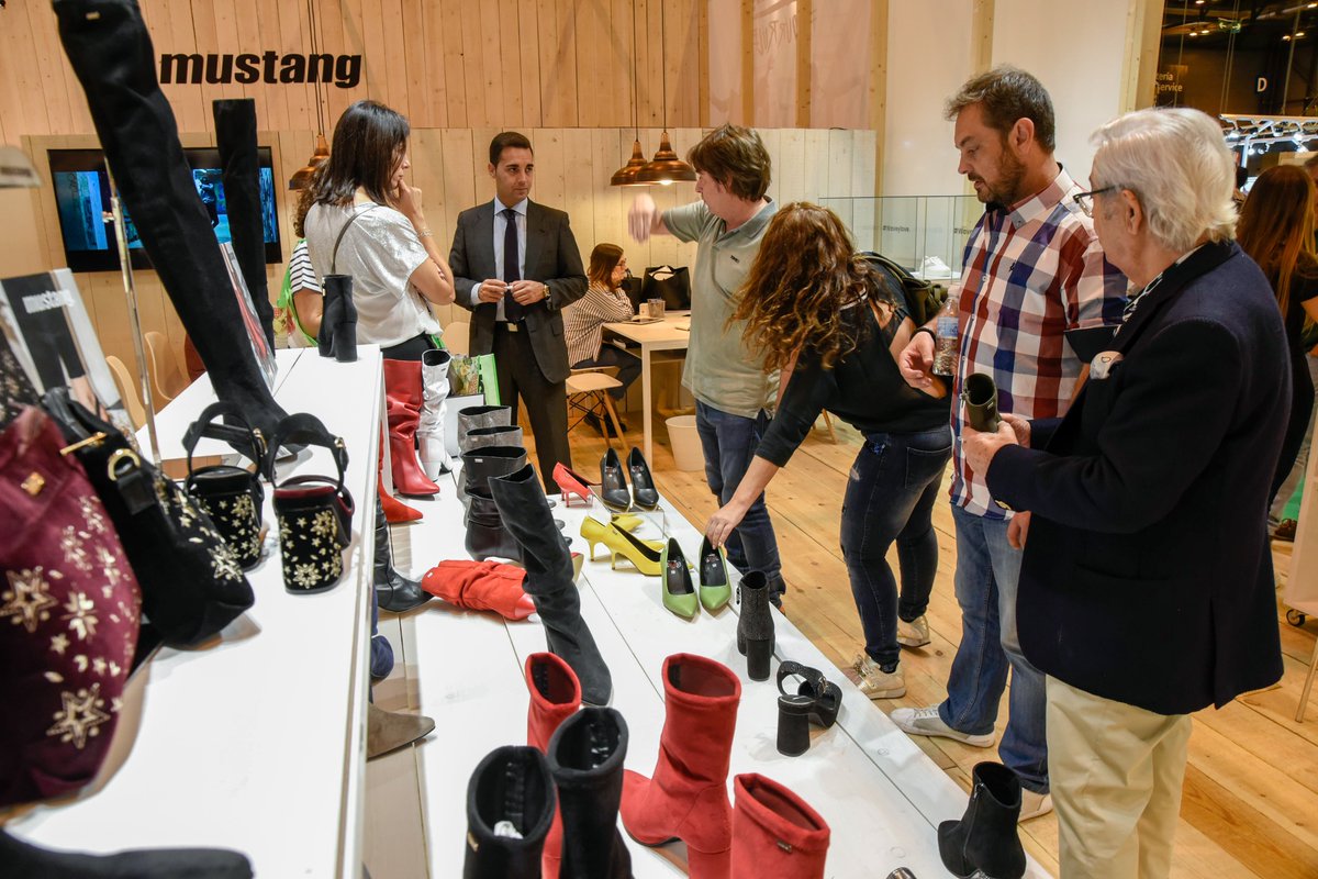 shoesroom_momad's tweet photo. Mañana viernes en @feriademadrid #MOMADShoes18 reunirá más de 200 firmas nacionales e internacionales que presentan sus colecciones de Calzado y Accesorios para el O/I 2018/19. 
El Consejero Delegado del @ICEX_ Javier Garzón, inaugura el certamen a las 11:00 h. https://t.co/tZhM1jdqLZ