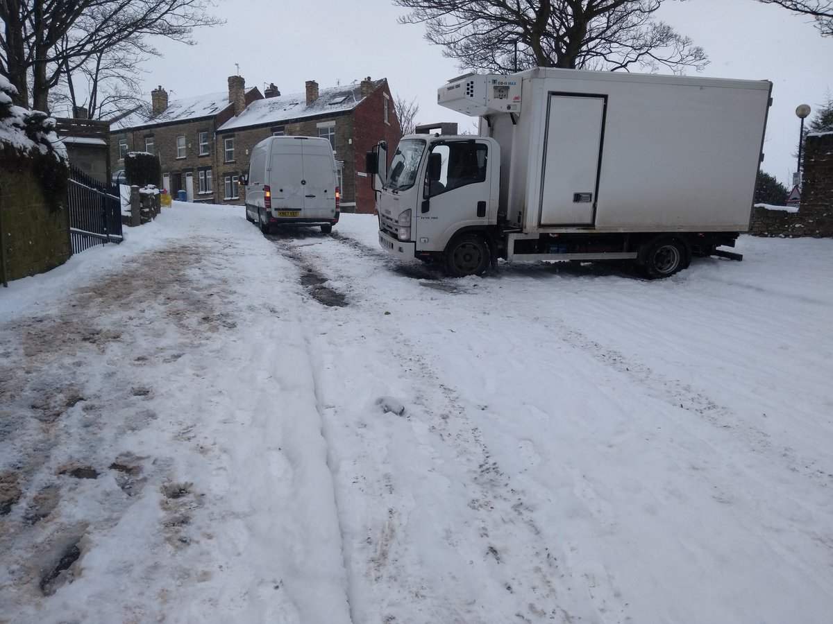 KaarinaHollo's tweet photo. @sccstreetsahead Heavygate Road, a priority 2 route has not been gritted once in the last few days. Three vehicles stranded. Two people fell trying to help stranded drivers. #Gritgate #gritting #sheffield #SaveSheffTrees #PFI Self-monitoring contract means no monitoring. https://t.co/KcEWXnLCzl