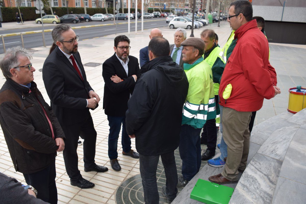 PPAsambleaRM's tweet photo. 👨‍🏭 Estamos con los trabajadores de #Arimesa en #Santomera, que hoy se manifiestan en la puerta de @asambleamurcia 👍👍 Apoyamos sus reinvidicaciones: que la cantera no se cierre y se mantengan los 56 puestos de trabajo https://t.co/K57ykMXQO5