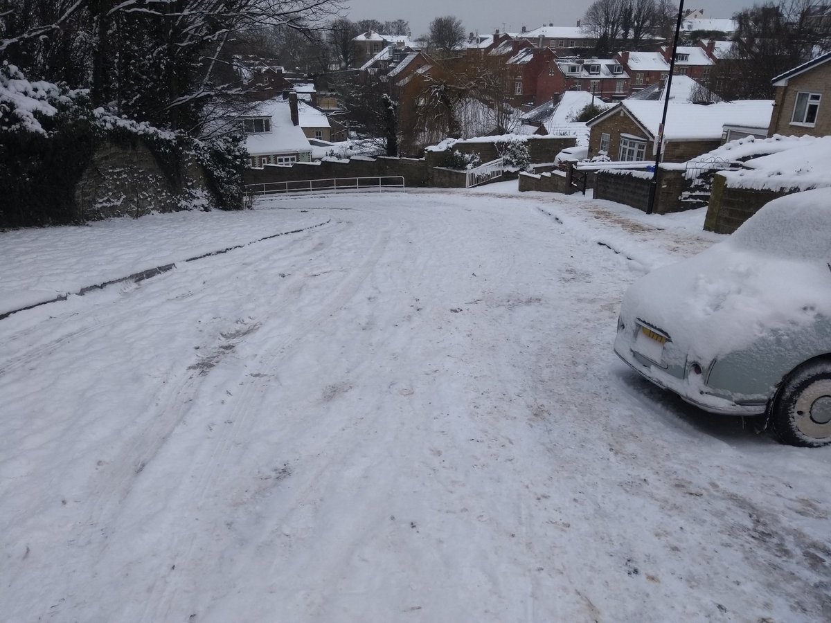 KaarinaHollo's tweet photo. @sccstreetsahead Heavygate Road, a priority 2 route has not been gritted once in the last few days. Three vehicles stranded. Two people fell trying to help stranded drivers. #Gritgate #gritting #sheffield #SaveSheffTrees #PFI Self-monitoring contract means no monitoring. https://t.co/KcEWXnLCzl