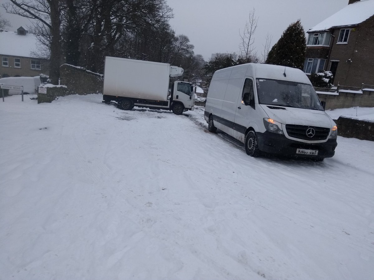 KaarinaHollo's tweet photo. @sccstreetsahead @Owl18Von No you haven't! The lies are shocking! Heavygate Road has no been gritted, completely blocked, strewn with stranded vehicles #gritgate #gritting #sheffield https://t.co/C79S426UWi