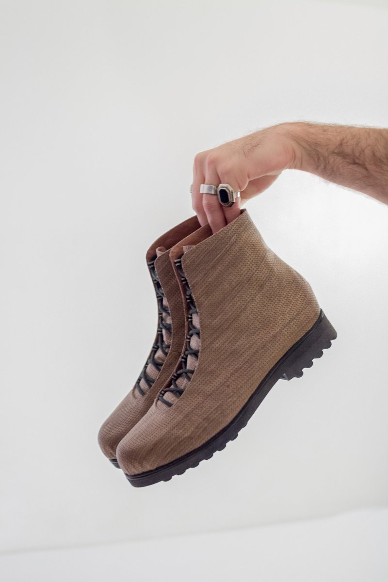 mangoandsalt's tweet photo. Que d'innovations dans le monde de la maroquinerie #vegan ! Je découvre Cémélé qui a conçu des chaussures en bois de noyer assoupli par des découpes laser. C'est très cher pour le moment mais voilà une alternative intéressante au plastique ! À suivre ! https://t.co/EhblaW74za https://t.co/KnqZuRkCRc