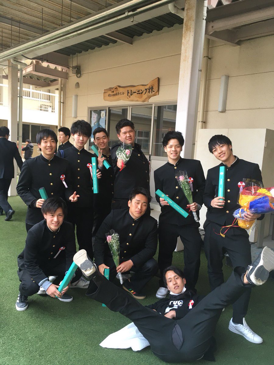 seiya_33's tweet photo. 卒業しました！
普通に3年間楽しかった🙃
また遊びましょう🤘 https://t.co/5BumRpWa2t