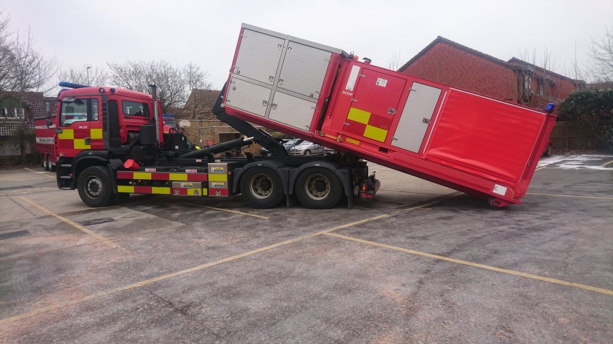 russmoore44's tweet photo. Artic conditions today for C watch @BognorFire and their Hooklift assessments for @HVPCapability @WestSussexFire #allweathertraining https://t.co/i4E004S7x7