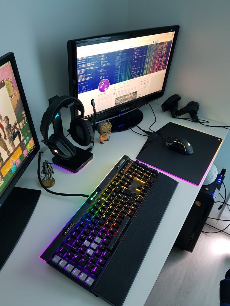 jackus35's tweet photo. Voilà après avoir gagné le clavier et la souris sur ton concours @ADRI_GEEK je suis passé Full @CorsairFRA @CORSAIR avec l ajout du tapis #mm800 le casque #voidprowireless et son support j adore 😊😊 encore merci cc @DjamelBabouche #RGB https://t.co/xHLElUK0SO
