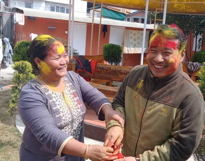 हजारौंको रगतको होलि खेली वर्गउत्थान भएर नवधनाढ्य वर्गमा लागेपछि यिनिहरुको जिबनमा जत्तीनै खुसी ती मंगले बुढाबुढिको जिबनमा पनि आएको भए सायदै म यो लेख्ने थिइन होला ।