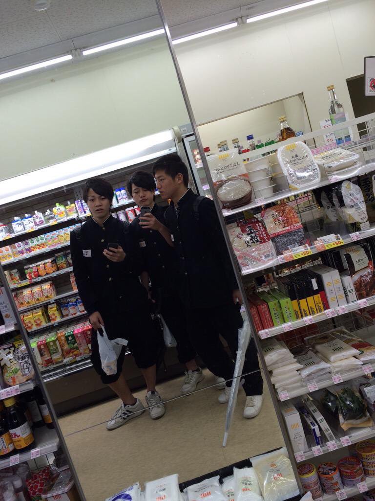 seiya_33's tweet photo. いつもの3人の中3から今日までの成長過程。
君たちがいてたから遠いとこから通って3年間サッカー続けれたと思います、感謝です。 https://t.co/65LyHrgTQ3