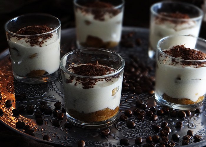 por4pavos's tweet photo. ¡Pedazo de #postre que te traemos hoy en el #blog! #Tiramisu rápido en vasos. ¡Simplemente delicioso! Apetece uno ahora mismo ¿Verdad?#Por4Pavos 😋👇
https://t.co/9UWi7Y0Bj1
#tiramisuenvasitos #postrerapido #yummy #foodie #photofood #Food52 #chocolate #Mascarpone https://t.co/bU5ogvMInp
