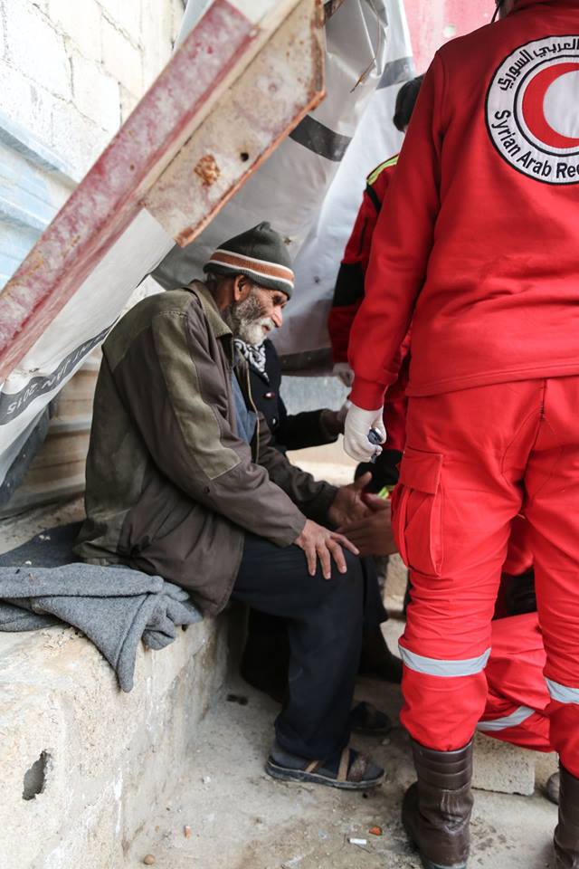 SYRedCrescent's tweet photo. #YDay 28/2, @SYRedCrescent managed to #evacuate a Pakistani family from #Eastern_Ghouta to #Damascus. The family was delivered to the Pakistani embassy in #Syria in cooperation with all concerned parties. https://t.co/yrCRt4JJHp