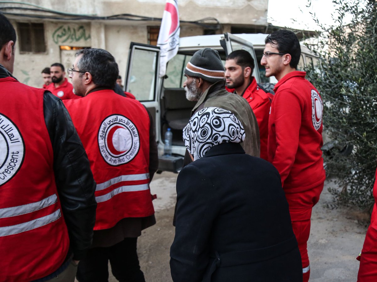 SYRedCrescent's tweet photo. #YDay 28/2, @SYRedCrescent managed to #evacuate a Pakistani family from #Eastern_Ghouta to #Damascus. The family was delivered to the Pakistani embassy in #Syria in cooperation with all concerned parties. https://t.co/yrCRt4JJHp