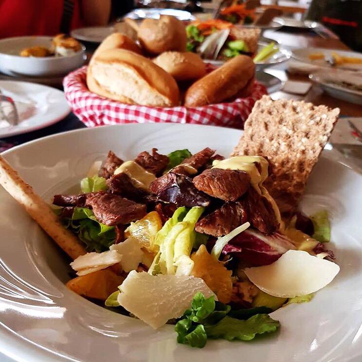 Sağlıklı, besleyici salatalarımızdan senin tercihin hangisi? 🧡😋 #alinscaferestaurant #besleyici #doyurucu #sağlıklı #salataçeşitleri #bonfile #hardalsoslu