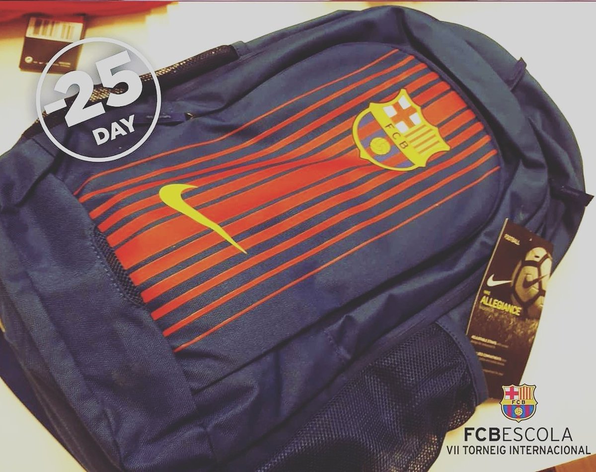 FCBCampSWIT's tweet photo. 🔜 -25 day to the FCBESCOLA INTERNATIONAL TOURNAMENT 🇨🇭⚽
here is another detail of the #TEAMSWISS kit🔵🔝🔴 #fcbcampswiss by #SySport https://t.co/T5bFhnKPwc