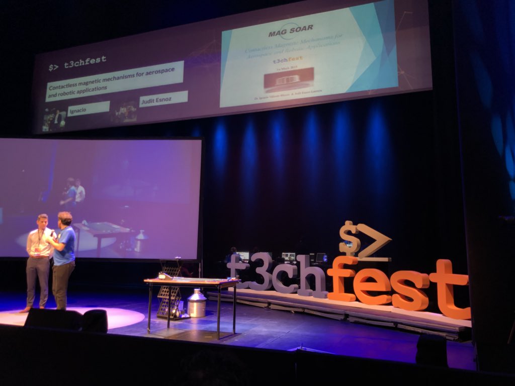 sanguinoide's tweet photo. Charla con nitrógeno líquido! @T3chFest @BABELgrupo https://t.co/LlC14T37rJ