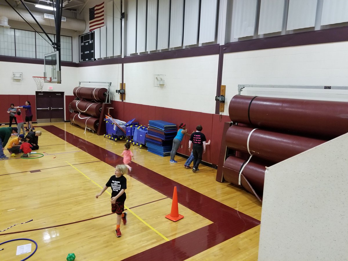 MerriamBraves's tweet photo. Family Fitness night! Practicing a health lifestyle. 
@FitspirationaI 
#familyfitness 
#fitness 
#FitnessGoals https://t.co/FIIh1HmScH