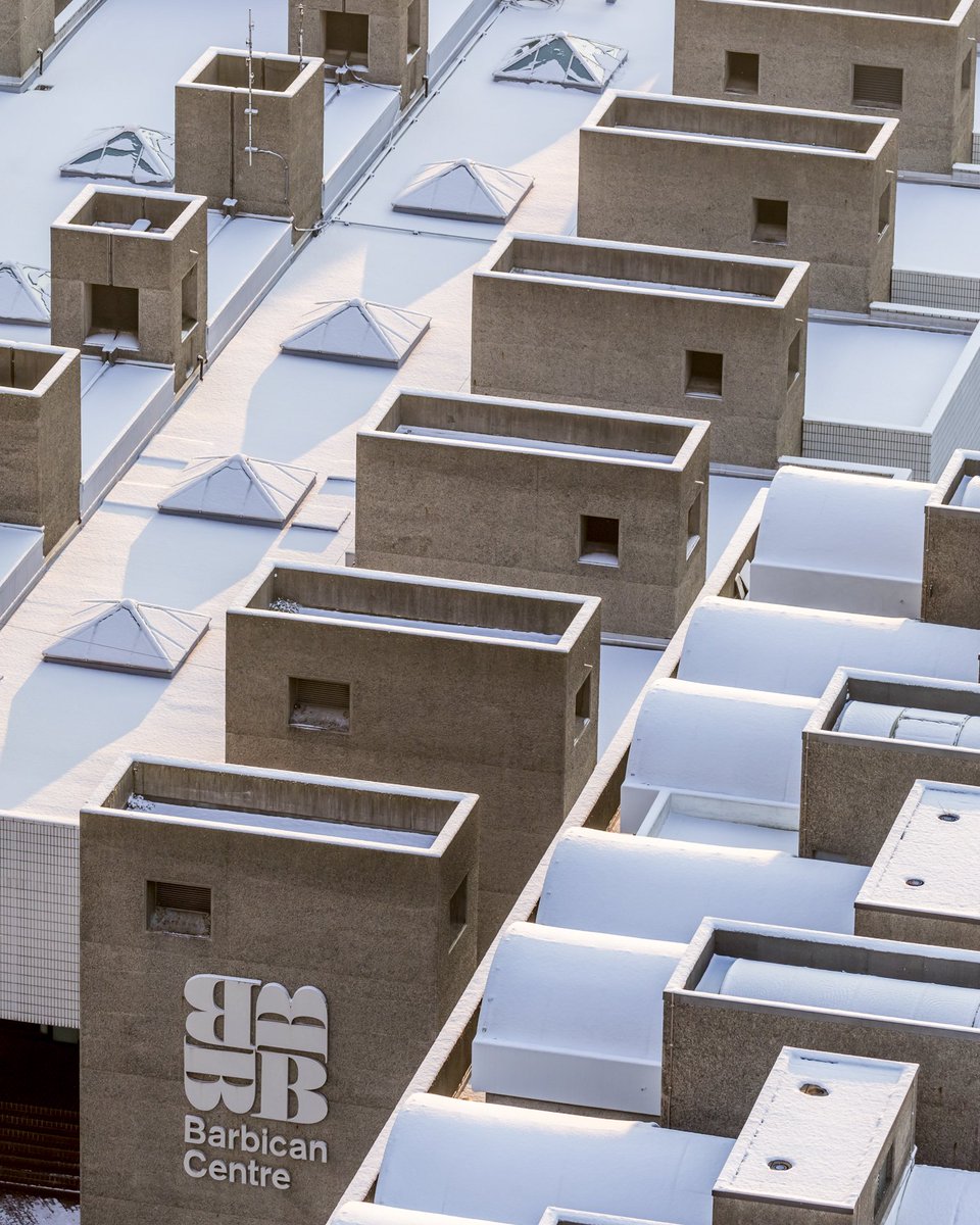 London_Rooftops's tweet photo. Few visual combinations give me the pleasure that snow and brutalism does :) Captured yesterday at the @BarbicanCentre @BrutalHouse @BrutalConcrete @modernistmag https://t.co/SX95ZXWb4Q