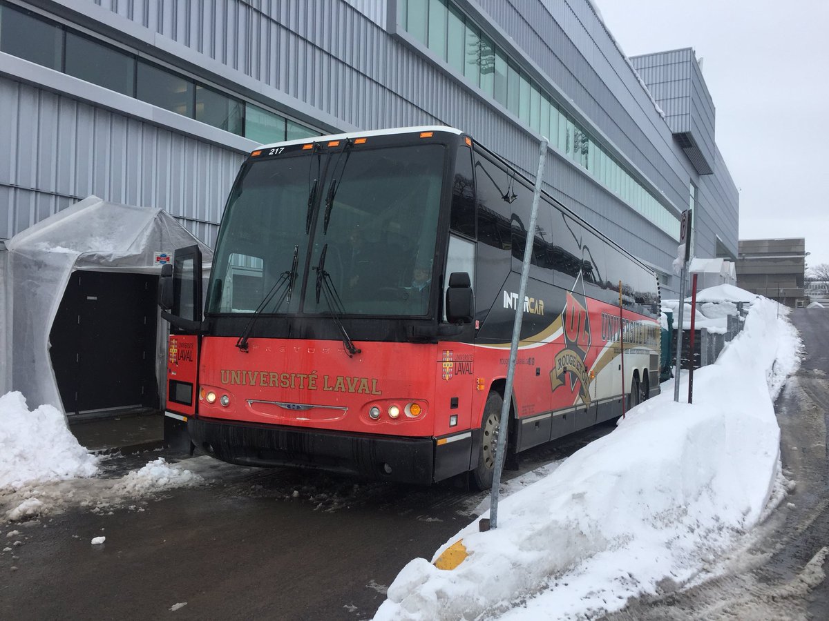 rougeetor's tweet photo. 🏈 Dans environ 24h, le paysage autour de l’autobus du #rougeetor sera beaucoup plus chaleureux. C’est un départ pour le camp de printemps en Floride! #GoLaval https://t.co/B8LqcCbrGa