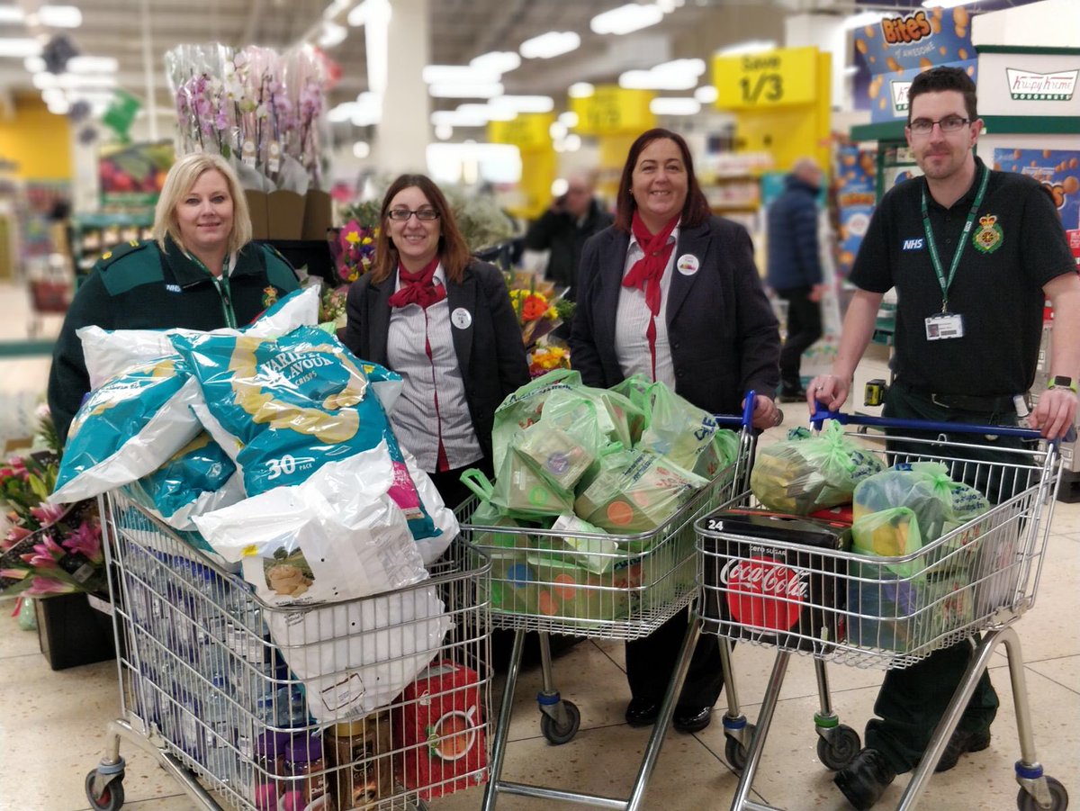 emmrees80's tweet photo. Tesco Lincoln 1 supporting the East Midlands Ambulance Service during this bad weather ❄️ https://t.co/6VkMpK8AoW