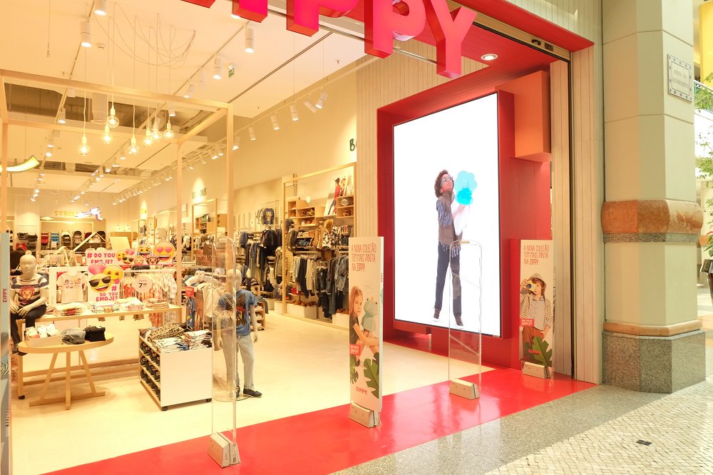 AdvierteImagen's tweet photo. Led Window Solutions son equipamientos Netscreen LED Digital asociados con contenidos dinámicos. Pueden ser instalados indoor u outdoor, en escaparates o pasillos de tiendas y Centros Comerciales. Llámanos e infórmate: 610 74 80 81 https://t.co/F68vjyXfEz 
#led #soluciones https://t.co/drHXeAvN0b