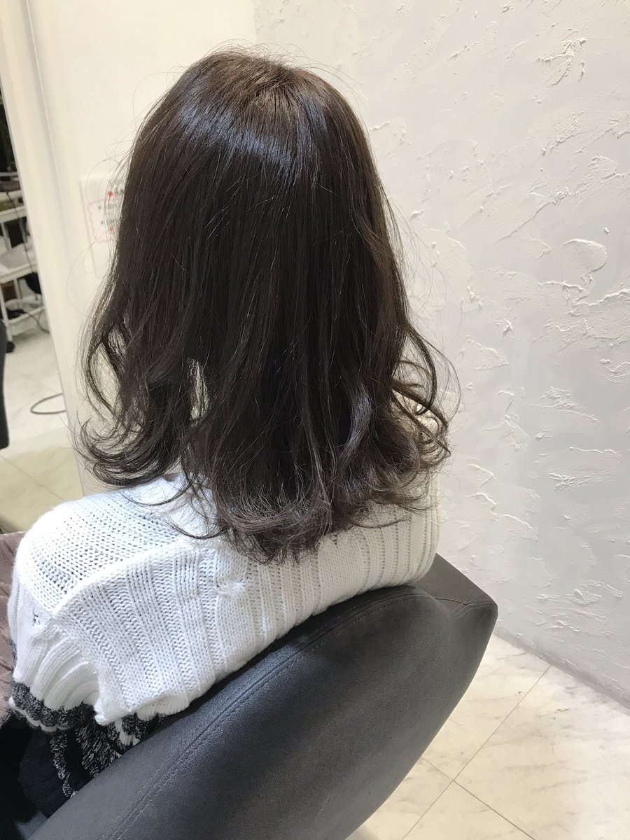 0527_mickey's tweet photo. 無事高校卒業し、初めて髪を染め、
充実した濃い1日でした!
初カラーは多分アッシュグレージュ!
美容師さんとたくさんお話しながら迷った末このカラーに!
光の当たり方で茶色く見えたり暗く見えたり♪ とても楽しいカラーで既にお気に入り😍
@0723_sarasa
#福岡 #天神 #大名 #depsea https://t.co/Adcq6etCR3