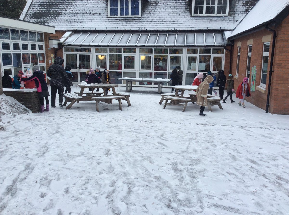 stmatprimaryY3's tweet photo. The children of @stmatprimary were enjoying the #snow at breaktime today. #school #break #hat #scarf https://t.co/pkwEjgWaLK