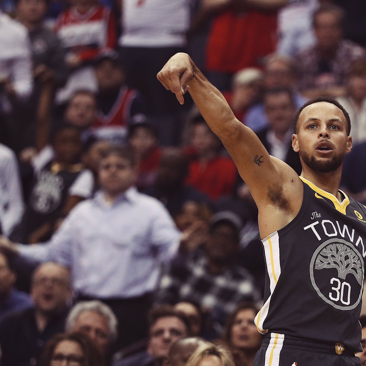 SLAMonline's tweet photo. When Curry shoots, there's a kid in the crowd holding the pose. Crazy. 🔥 https://t.co/OSWkhTPAAO