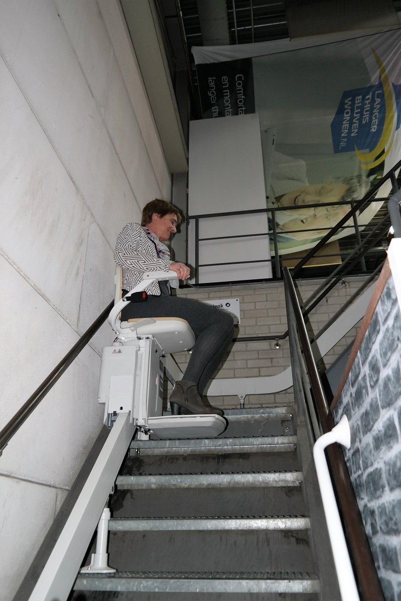 Langerthuisblijvenwonen.nl is geopend! Wethouders <a href="/marieke_over/">M.A. Overduin</a> duin en <a href="/marco_verloop/">Marco Verloop</a> openden de nieuwe showroom van Mees van Westerveld. Trots demonstreerde hij de traplift en liet div. hulpmiddelen zien zoals een op een kast gelijkende douchecabine. Vlgnd week in @VeenendaalseKr