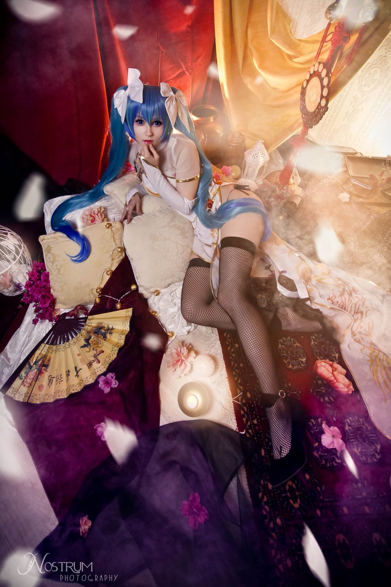 KaddiCosplay's tweet photo. AH FIRST PHOTO FROM MY PHOTOSHOOT WITH @NostrumCosplay ! It was my first photoshoot with them,they're so kind and I was soo impressed with the setting, which they set up all themselves! Their edit is also so fairytale like! (Also I like my legs here XD)

#Miku #Cheongsam #Cosplay https://t.co/khMjaf4N3M